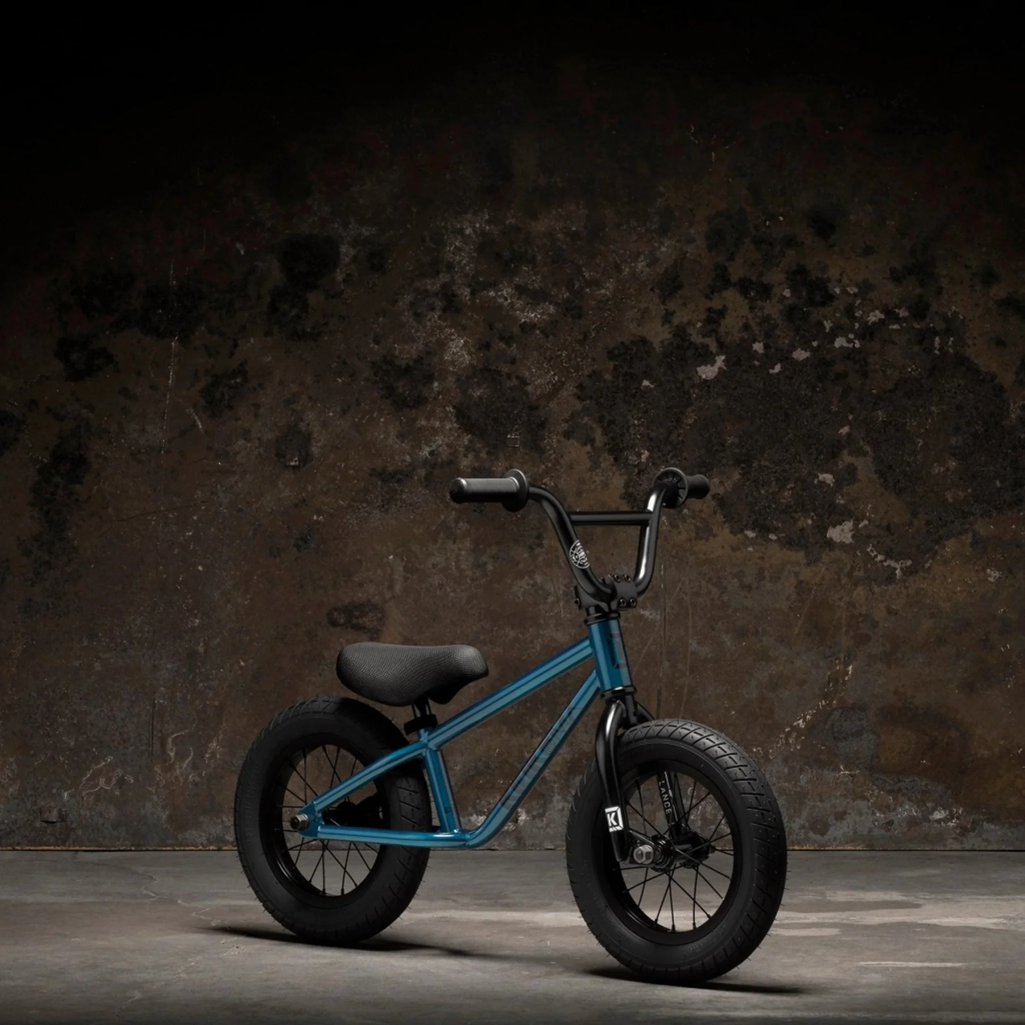 Kink Coast 12" Balance Bike Gloss Digital Teal - Image 6
